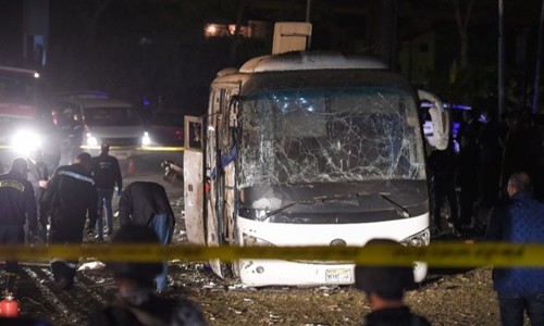 Chiếc xe buýt chở du khách Việt bị phá hủy trong vụ đánh bom. Ảnh: AFP.