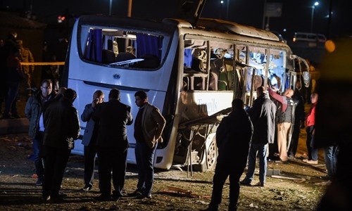 Hiện trường vụ đánh bom xe chở du khách ngày 28/12. Ảnh: AFP.