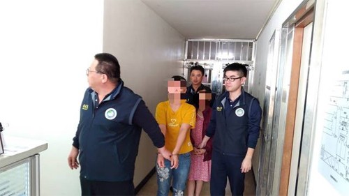 Một số người trong 152 khách đã bị tạm giữ điều tra. Ảnh: Apple Daily.