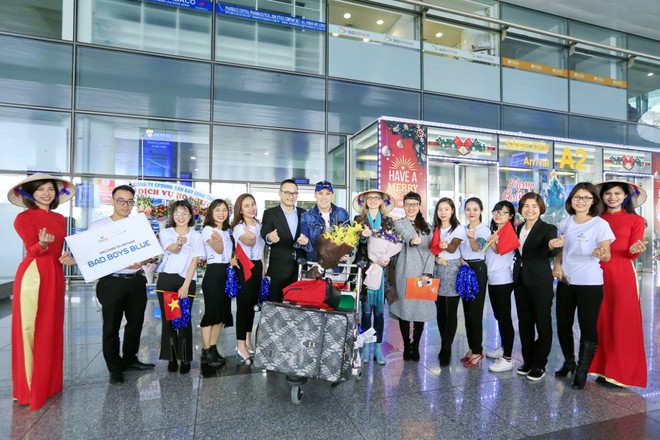Đại diện nhà tổ chức và fan Việt sẵn sàng chào đón Bad Boys Blue tại sân bay.
