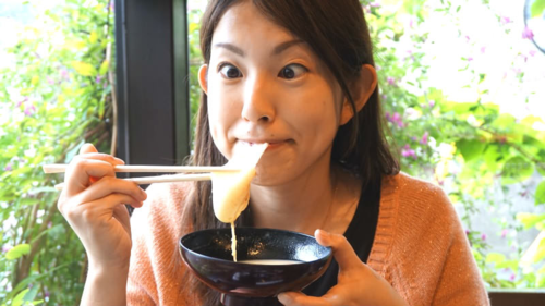Ozoni thường được làm từ bánh mochi, đậu phụ, khoai, thịt hoặc hải sản, rau xanh, và các loại rau củ màu sắc khác... kèm nước dùng nóng hổi. Ảnh: Sharing Kyoto.