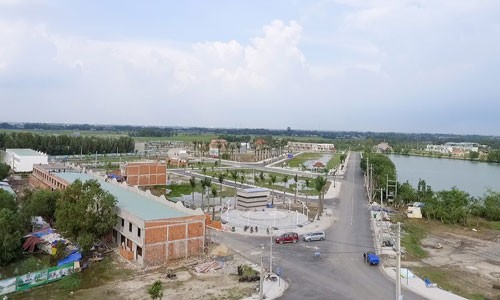 Một dự án đất nền và nhà phố tỉnh giáp ranh Sài Gòn. Ảnh: Vũ Lê.