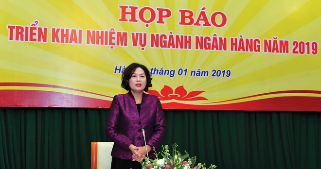 Phó thống đốc Ngân hàng Nhà nước Nguyễn Thị Hồng chủ trì cuộc họp báo.