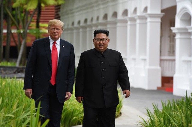 Tổng thống Donald Trump và nhà lãnh đạo Kim Jong-un gặp nhau ở Singapore hồi tháng 6/2018 để tổ chức hội nghị thượng đỉnh. (Ảnh: Straits Times).