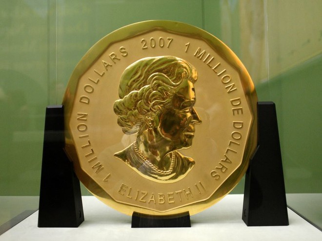 Đồng xu vàng "Big Maple Leaf" nặng gần 100 kg đã được trưng bày tại Bảo tàng Bode của Berlin từ năm 2010.