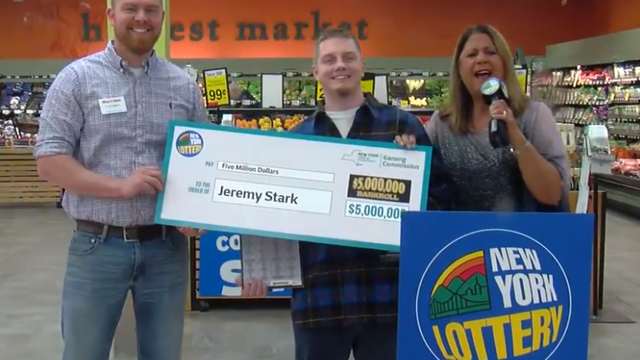 Anh Jeremy đến nhận giải thưởng 5 triệu USD cùng bố mình. 