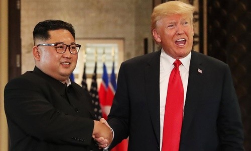 Tổng thống Mỹ Donald Trump (phải) và lãnh đạo Triều Tiên Kim Jong-un tại hội nghị thượng đỉnh đầu tiên hồi tháng 6 năm ngoái ở Singapore. Ảnh: Reuters.