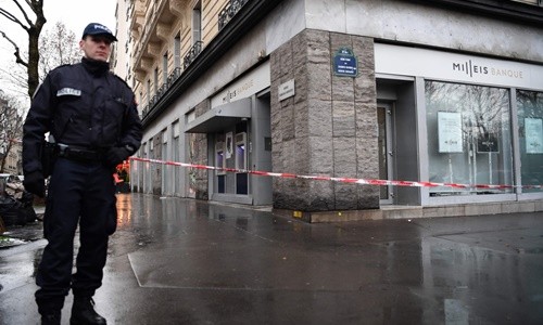 Cảnh sát phong tỏa hiện trường vụ cướp tại ngân hàng Milleis trên đại lộ Champs-Elysees. Ảnh: AFP
