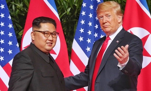 "Sau khi nhận được thư từ Tổng thống Trump, lãnh đạo tối cao bày tỏ sự hài lòng rất lớn", hãng thông tấn nhà nước Triều Tiên KCNA ngày 24/1 đưa tin.

"Ông Kim ca ngợi Tổng thống Trump vì đã bày tỏ quyết tâm và ý chí giải quyết vấn đề với sự quan tâm đặc biệt đến hội nghị thượng đỉnh Mỹ - Triều lần hai", KCNA viết và cho biết lãnh đạo Triều Tiên yêu cầu phụ tá chuẩn bị tốt cho sự kiện này.

Bức thư của Trump được trao cho Kim Jong-un bởi Kim Yong-chol, quan chức quyền lực số hai Triều Tiên đã