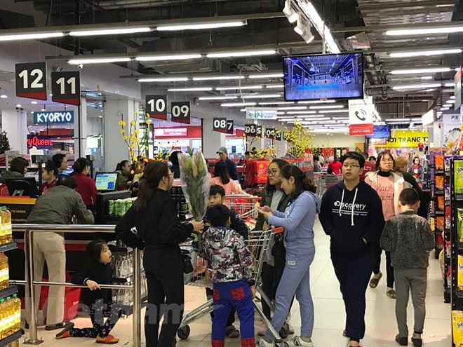 Người dân mua sắm hàng hóa tết tại các siêu thị, trung tâm thương mại. (Ảnh: Đức Duy/Vietnam+)