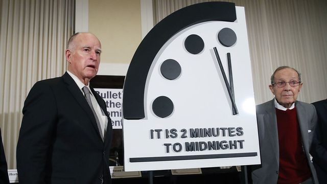 Đồng hồ ngày tận thế chỉ còn 2 phút nữa điểm nửa đêm. (Ảnh: AFP).