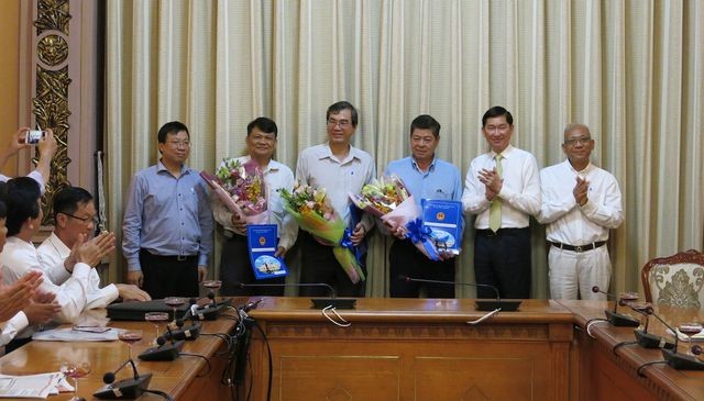 Ông Nguyễn Đình Hưng (áo xanh), Phó Giám đốc Sở Quy hoạch - Kiến trúc TP được bổ nhiệm giữ chức Trưởng BQL Xây dựng Trung tâm triển lãm quy hoạch TP.