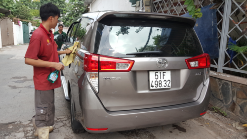 Giá rửa một chiếc xe 7 chỗ ngày 28 Tết tại Sài Gòn phổ biến 150.000 đồng.