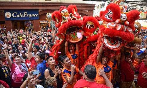 Người dân khu Hoa kiều ở Manila, Philippines múa lân mừng năm Kỷ Hợi. Ảnh: AFP.