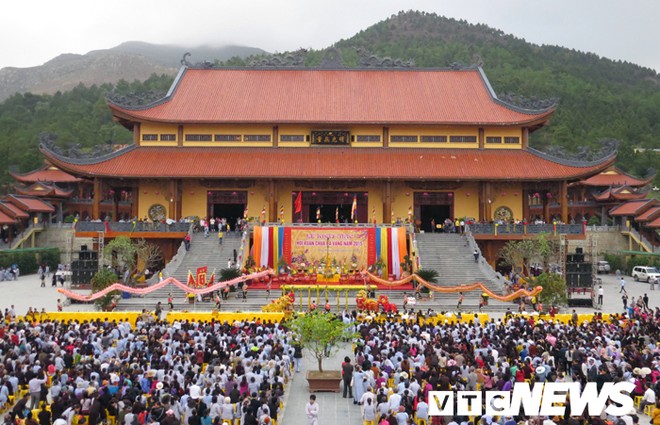 Hội xuân chùa Ba Vàng là một trong những lễ hội lớn của TP Uông Bí, tỉnh Quảng Ninh dịp đầu xuân với các hoạt động chúc phúc đầu năm và các chương trình biểu diễn nghệ thuật.