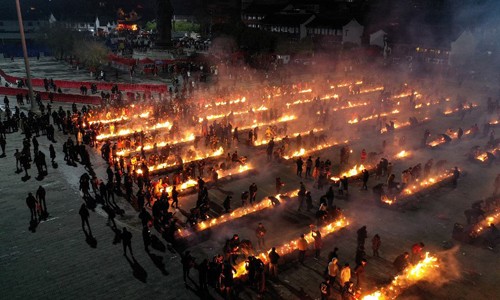 Người dân thắp hương tại đền Quy Nguyên, thành phố Vũ Hán hôm 9/2. Ảnh: AFP.