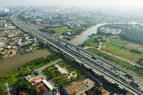 Tuyến Metro số 1 khởi công tháng 8/2012 với chiều dài gần 20km. Ảnh: Hữu Khoa. 