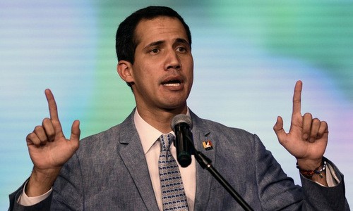 Tổng thống tự phong Venezuela phát biểu trước người ủng hộ hôm 8/2. Ảnh: AFP.