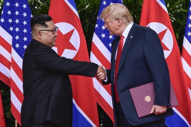 Tổng thống Donald Trump bắt tay nhà lãnh đạo Kim Jong-un trong cuộc gặp tại Singapore năm 2018. (Ảnh: Reuters).