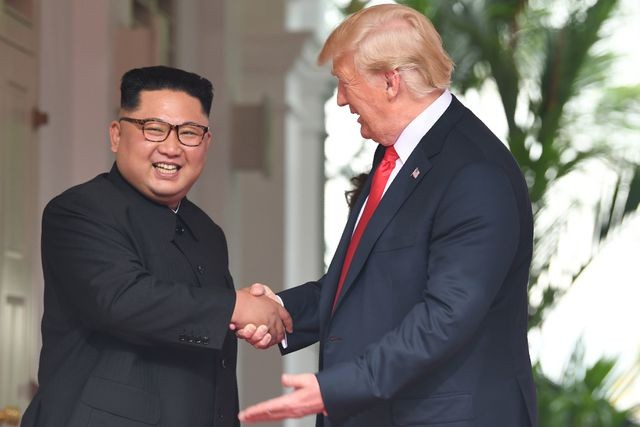Tổng thống Donald Trump gặp nhà lãnh đạo Kim Jong-un tại Singapore. (Ảnh: Getty).