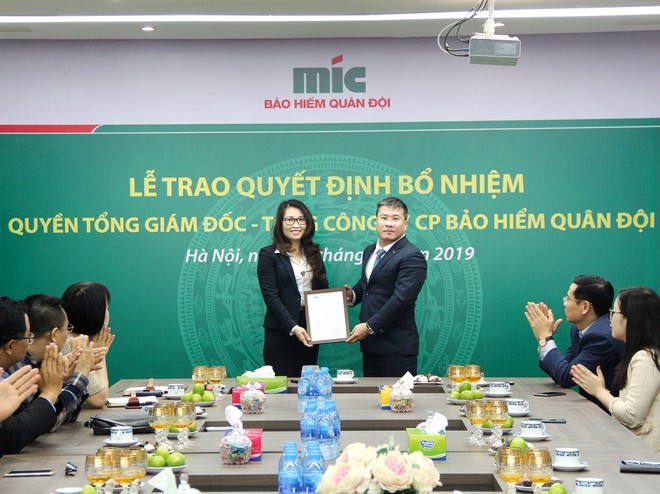 Ông Uông Đông Hưng - Chủ tịch HĐQT Tổng công ty cổ phần Bảo hiểm Quân đội trao Quyết định bổ nhiệm Bà Nguyễn Thị Hải Yến.