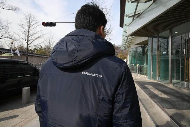 Chuỗi số đặc biệt thêu trên áo của một số quan chức an ninh Hàn Quốc (Ảnh: AFP).