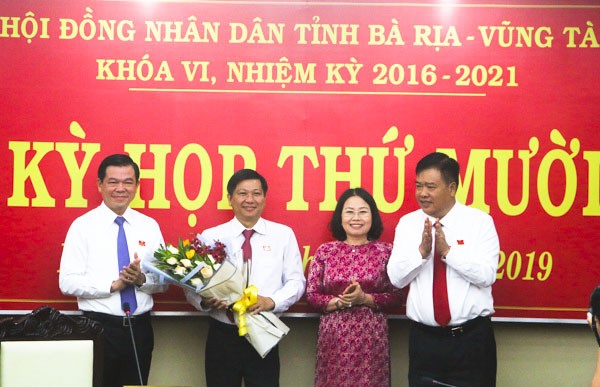 Lãnh đạo tỉnh Bà Rịa - Vũng Tàu chúc mừng đồng chí Trần Văn Tuấn.