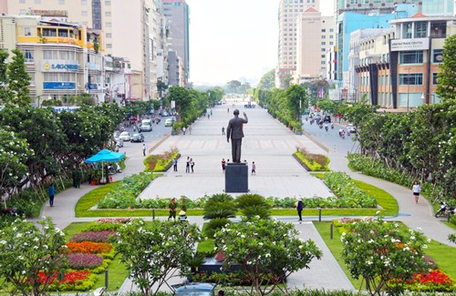Hai bên phố đi bộ Nguyễn Huệ bị cấm xe tối cuối tuần. Ảnh: Hữu Công.