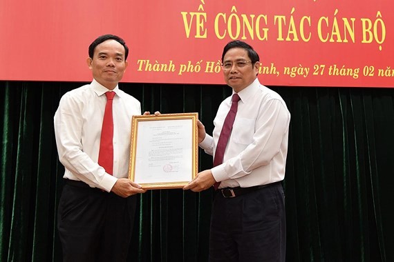 Đồng chí Phạm Minh Chính trao quyết định của Bộ Chính trị cho đồng chí Trần Lưu Quang. Ảnh SGGP.