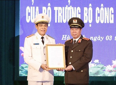 Thượng tướng Bùi Văn Nam trao quyết định và chúc mừng Đại tá Võ Trọng Hải.