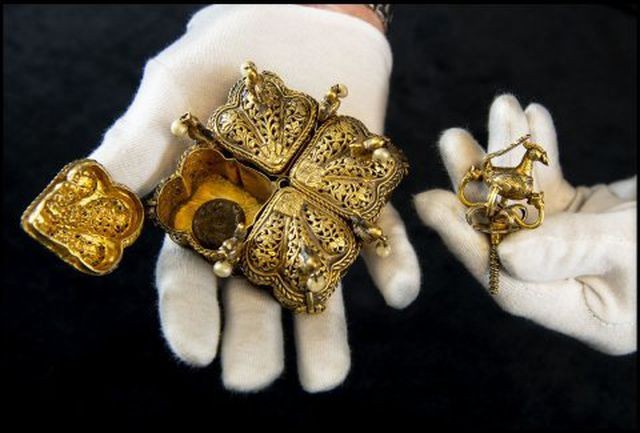 Hộp đựng đồ ăn vặt bằng vàng từ 200 năm trước.
