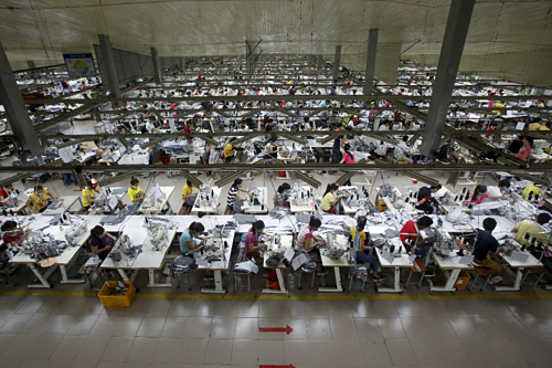 Công nhân làm việc trong một nhà máy ở Việt Nam. Ảnh: Reuters.