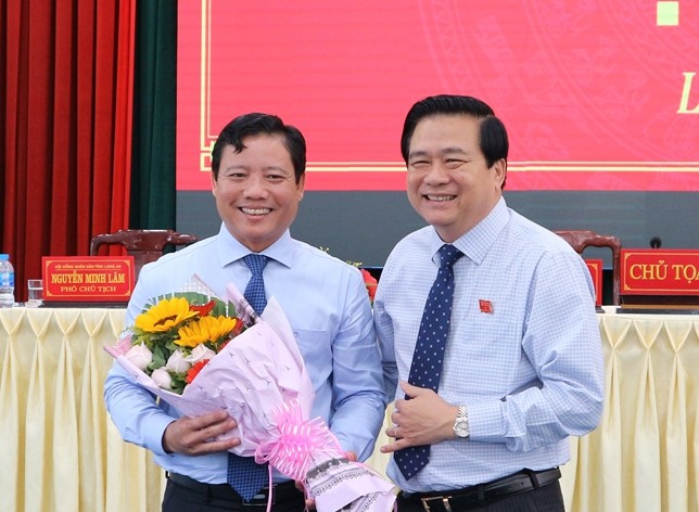 Bí thư Tỉnh ủy, Chủ tịch HĐND tỉnh Long An Phạm Văn Rạnh chúc mừng đồng chí Phạm Tấn Hòa.