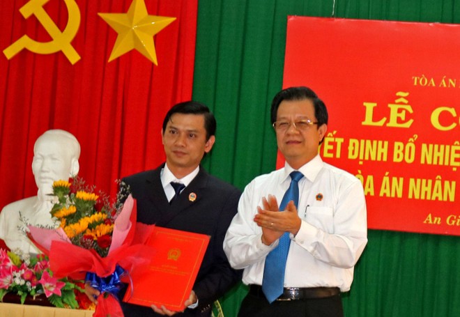 Phó Chánh án TAND tối cao Lê Hồng Quang trao quyết định và chúc mừng đồng chí Huỳnh Thanh Tâm.