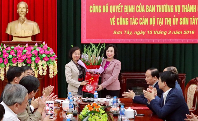 Phó Bí thư Thường trực Thành ủy Hà Nội Ngô Thị Thanh Hằng trao quyết định và chúc mừng đồng chí Phạm Thị Thanh Mai.