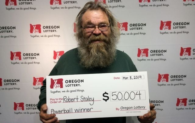 Ông Robert Staley nhận giải thưởng tại Xổ số Oregon.