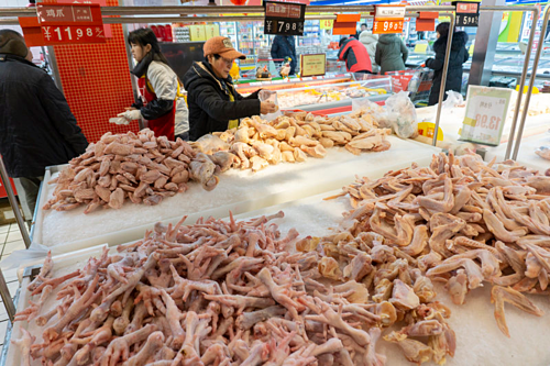 Chân gà sống được bán trong siêu thị ở Trung Quốc. Ảnh: Kristi Allen.
