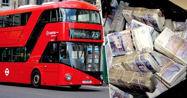 Một nhân viên vệ sinh đã nhặt được túi đựng hơn 9 tỷ đồng khi dọn dẹp xe buýt.