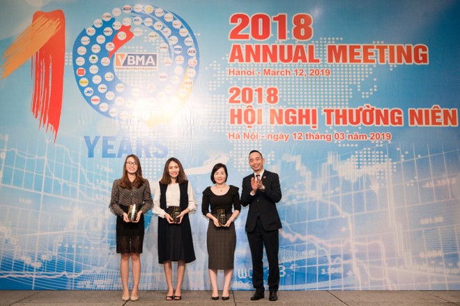 Đại diện MSB, bà Hồ Thị Quỳnh Hương - Giám đốc quản lý giao dịch trái phiếu Chính phủ (thứ 2 từ trái sang) nhận giải thưởng từ VBMA.