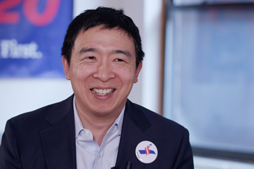 Andrew Yang tại văn phòng chiến dịch tranh cử của ông. Ảnh: CNBC.
