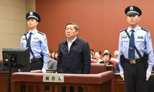 Lỗ Vĩ (giữa) tại phiên tòa ở Chiết Giang tháng 10 năm ngoái. Ảnh: SCMP.