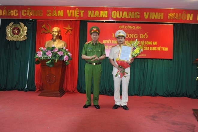 Thượng tướng Lê Quý Vương trao quyết định và chúc mừng Thiếu tướng Vũ Xuân Dung.