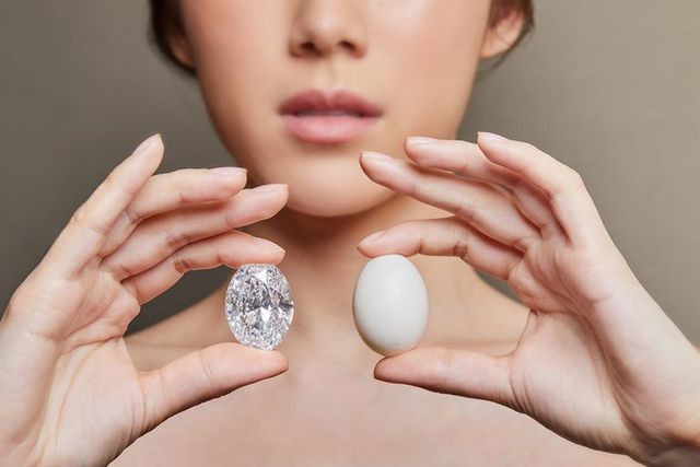Viên kim cương đẹp không tì vết to như quả trứng.