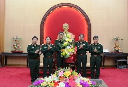 Thủ tưởng Bộ Tư lệnh Quân khu 2 chúc mừng đồng chí Phạm Hồng Chương.