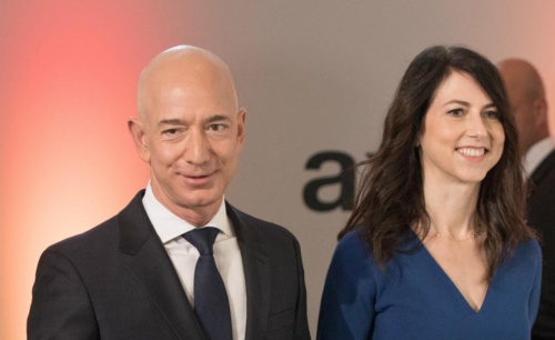 Ông chủ Amazon - Jeff Bezos và vợ - MacKenzie Bezos. Ảnh: DPA.