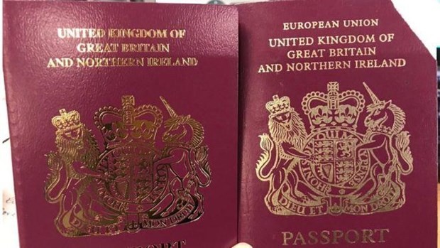 Hộ chiếu không có dòng chữ 'Liên minh châu Âu,' và hộ chiếu cũ. (Nguồn: PA).