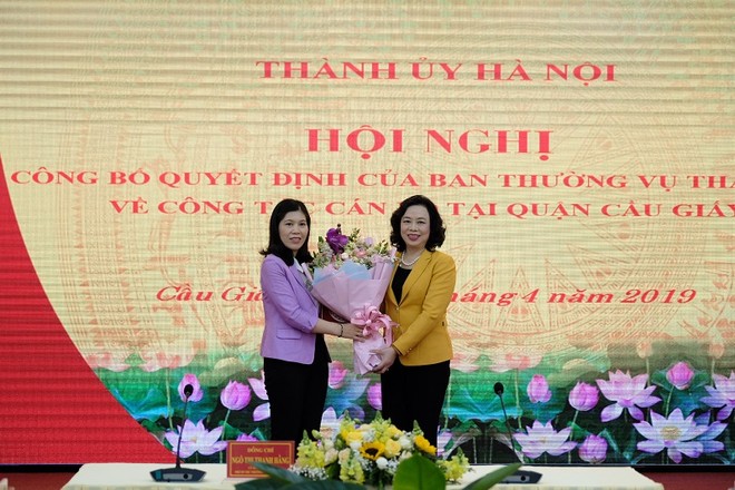 Phó Bí thư Thường trực Thành ủy Hà Nội Ngô Thị Thanh Hằng trao quyết định và chúc mừng đồng chí Trần Thị Phương Hoa.