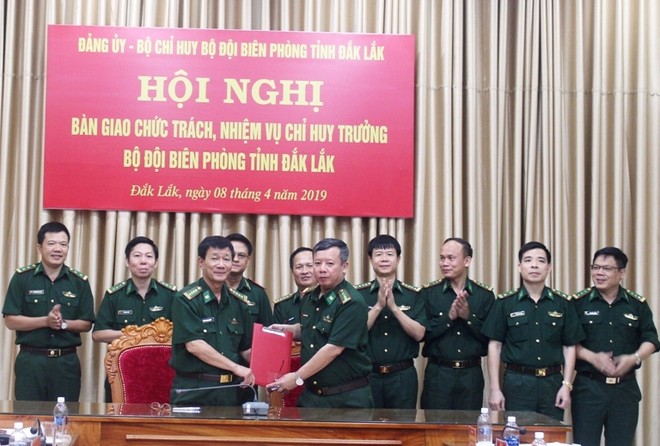 Đại tá Phạm Quang Hùng (bên trái) bàn giao chức trách nhiệm vụ cho Đại tá Nguyễn Đức Mạnh.