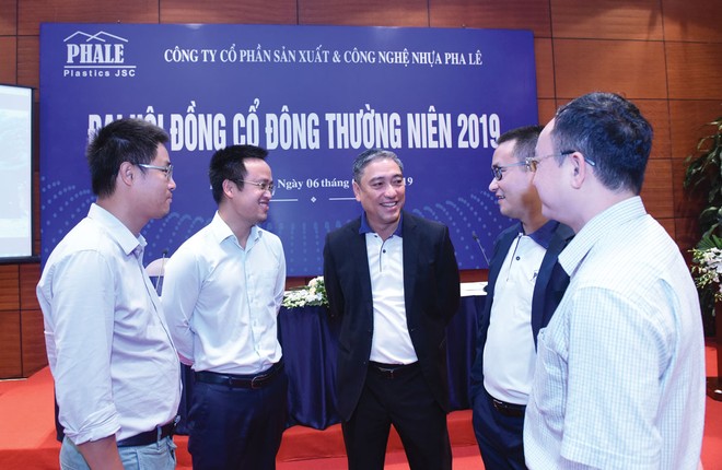 Ông Mai Thanh Phương (đứng giữa) đang trò chuyện cùng các cộng sự tại Nhựa Pha Lê.