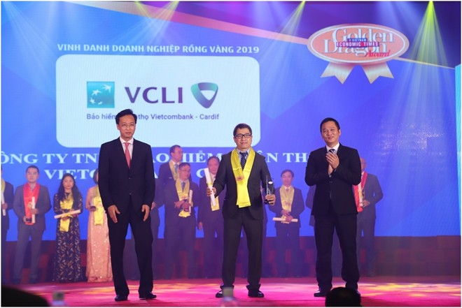 Ông Vũ Tuấn Minh – Phó Tổng Giám đốc VCLI nhận giải thưởng Rồng Vàng 2019.
